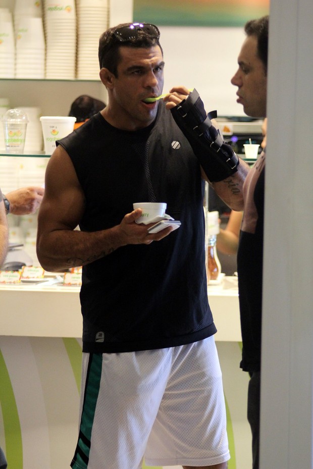 Vitor Belfort toma sorvete em shopping do Rio (Foto: Marcus Pavão / AgNews)