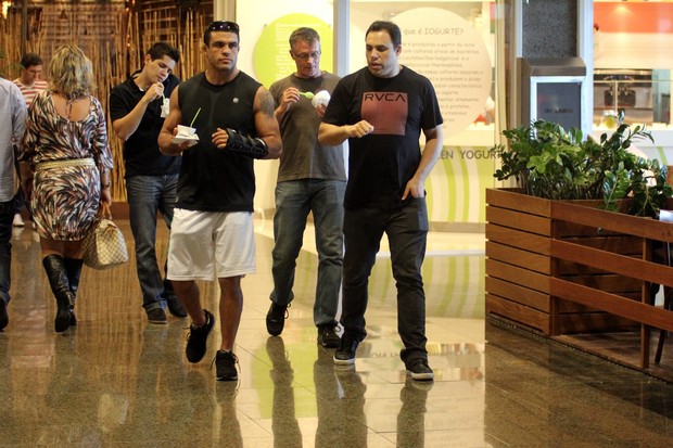 Vitor Belfort toma sorvete em shopping do Rio (Foto: Marcus Pavão / AgNews)