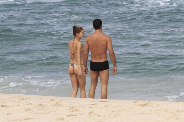 Malvino Salvador e Sophie Charlotte em praia na Barra da Tijuca (Foto: AgNews/Jeferson Ribeiro)