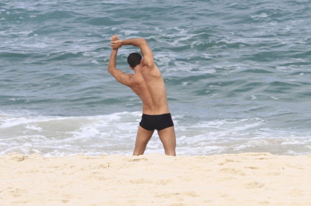 Malvino Salvador se alonga na praia da Barra da Tijuca (Foto: AgNews/Jeferson Ribeiro)