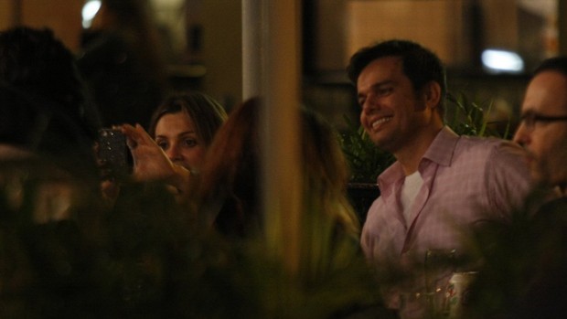 Flávia Alessandra e Otaviano Costa com amigos em restaurante na Zona Sul do Rio (Foto: Rodrigo dos Anjos / Ag. News)