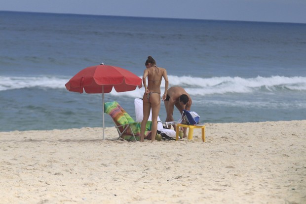 Malvino Salvador e Sophie Charlotte curtem praia na Barra da Tijuca  (Foto: Instagram / Reprodução)