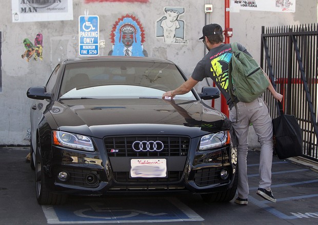 Zac Efron é multado por estacionar em vaga para deficientes em Los Angeles, nos EUA (Foto: Grosby Group/ Agência)