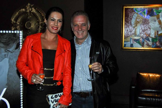 Débora Rodrigues e o marido Renato Martins em boate em São Paulo (Foto: Celso Akin/ Ag. News)