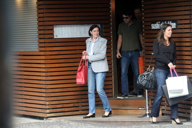 Lília Cabral saindo de restaurante no Leblon (Foto: Wallace Barbosa / AgNews)