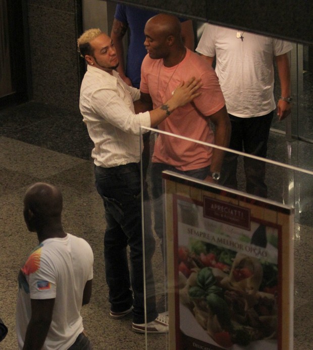 Belo e Gracyanne encontram Anderson Silva em shopping do Rio (Foto: Marcus Pavão / AgNews)