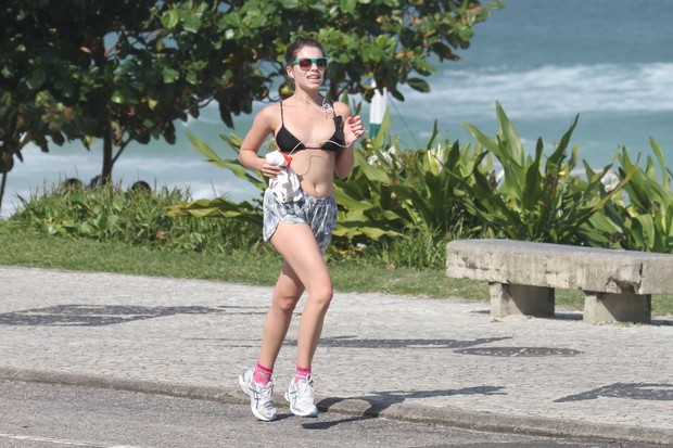 Bruna Linzmeyer corre na orla da praia da Barra da Tijuca (Foto: AgNews/Dilson SIlva)