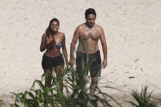 Quitéria Chagas caminha com o namorado na praia da Barra da Tijuca (Foto: Marcos Ferreira / PhotoRioNews)