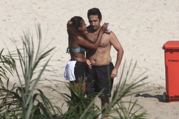 Quitéria Chagas caminha com o namorado na praia da Barra da Tijuca (Foto: Marcos Ferreira / PhotoRioNews)