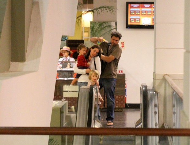 Thiago Lacerda e Vanessa Lóes com os filhos Gael e Cora em shopping no Rio (Foto: Daniel Delmiro/ Ag. News)