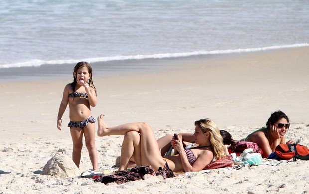 Amora Mautner leva a filha à praia em Ipanema (Foto: André Freitas / AgNews)