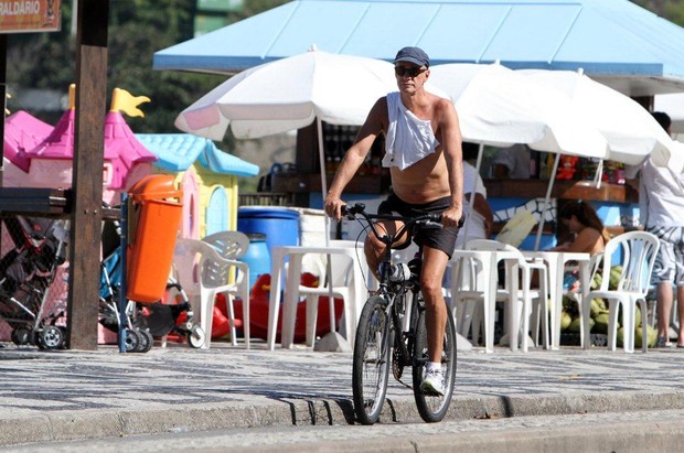 Marcos Caruso anda de bicicleta no Leblon, no Rio (Foto: André Freitas/AgNews)