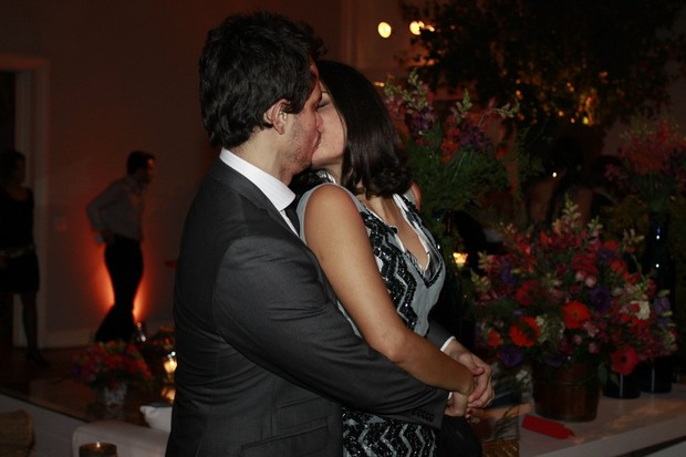Emanuelle Araújo beija muito em festa pós Prêmio da Música Brasileira, no Rio (Foto: Felipe Panfili/ Ag. News)