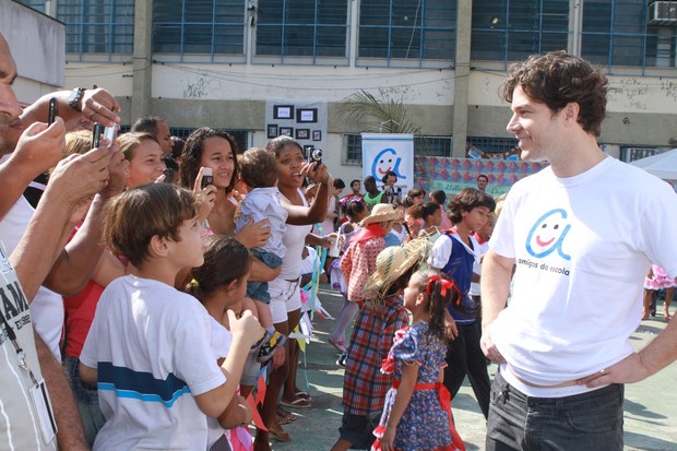 Erik Marmo no Projeto “Amigos da Escola” com fãs (Foto: Roberto Filho/AgNews)