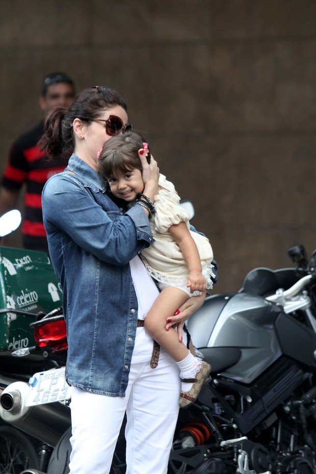 Giovanna Antonelli almoça com as filhas no Rio (Foto: Wallace Barbosa/AgNews)