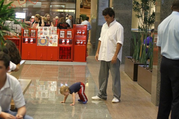 Felipe Camargo passeia com o filho em shopping do Rio (Foto: Marcello Sá Barreto / Foto Rio News)