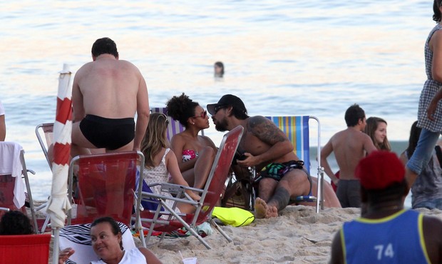 Sheron Menezzes e o namorado na praia (Foto: Wallace Barbosa/ Ag. News)