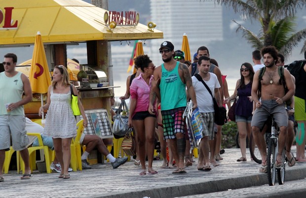 Sheron Menezzes e o namorado na praia (Foto: Wallace Barbosa/ Ag. News)