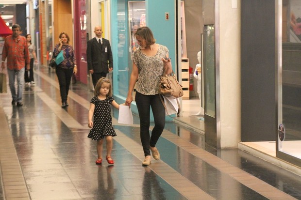 Luiza Valdetaro e a filha no shopping (Foto: Daniel Delmiro/ Ag. News)