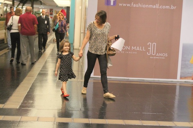 Luiza Valdetaro e a filha no shopping (Foto: Daniel Delmiro/ Ag. News)