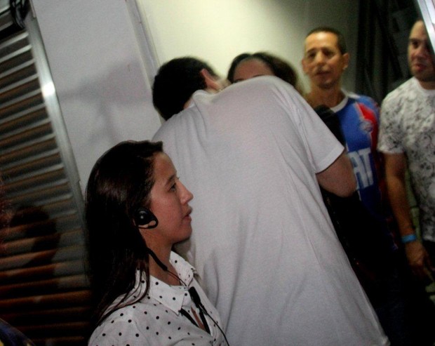 Davi Moraes beija a namorada, Maria Rita, no Rio (Foto: Onofre Veras/AgNews)