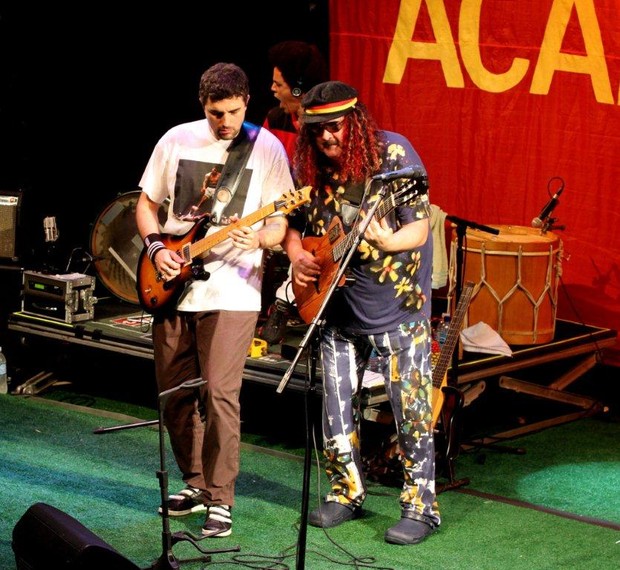 Davi Moraes e o pai, Moraes Moreira, em show no Rio (Foto: Onofre Veras/AgNews)