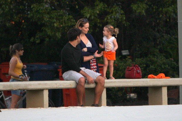 Fernanda Rodrigues e Raoni Carneiro com a filha (Foto: Gil Rodrigues/ Photo Rio News)