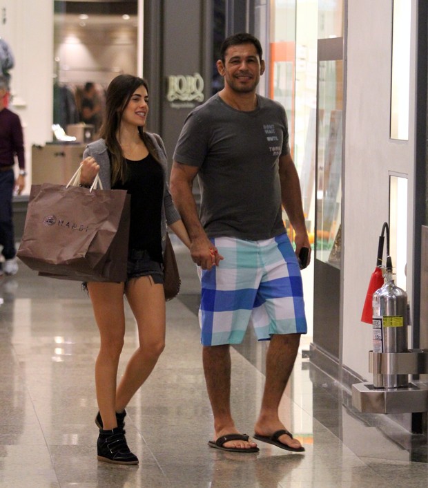 Rodrigo Minotauro com a namorada no shopping (Foto: Marcus Pavão/ Ag. News)