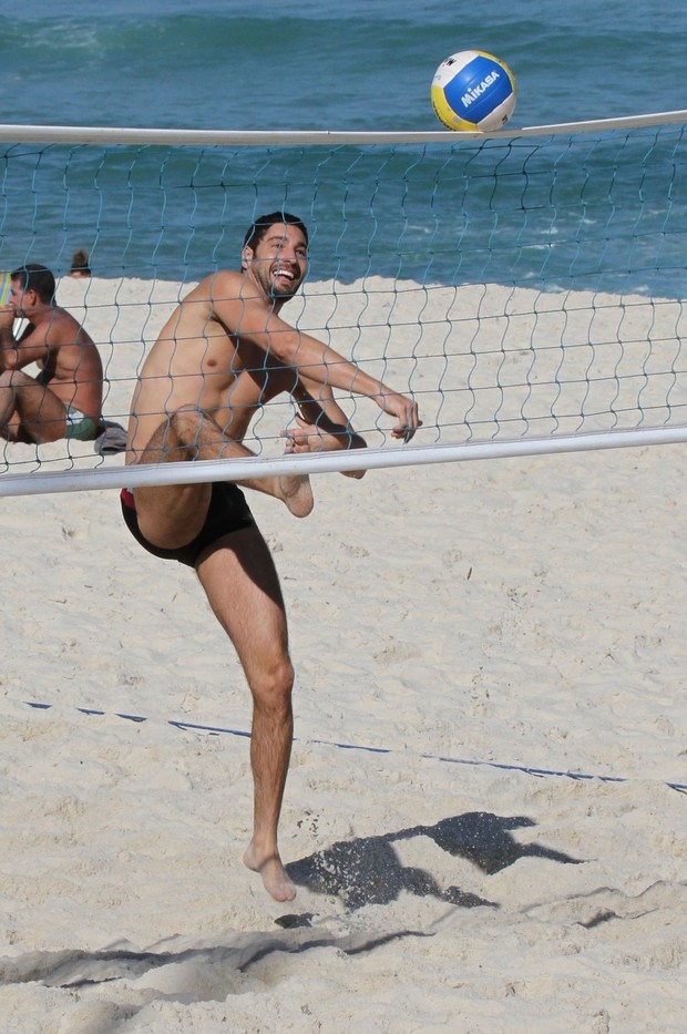 Victor Pecoraro jogando futevolei (Foto: Dilson Silva/ Ag. News)