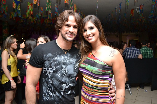 Ex-BBB Rodrigo com a namorada, Carol Vieira, em festa junina no Recife (Foto: Felipe Souto Maior/Ag.Innovo/Divulgação)