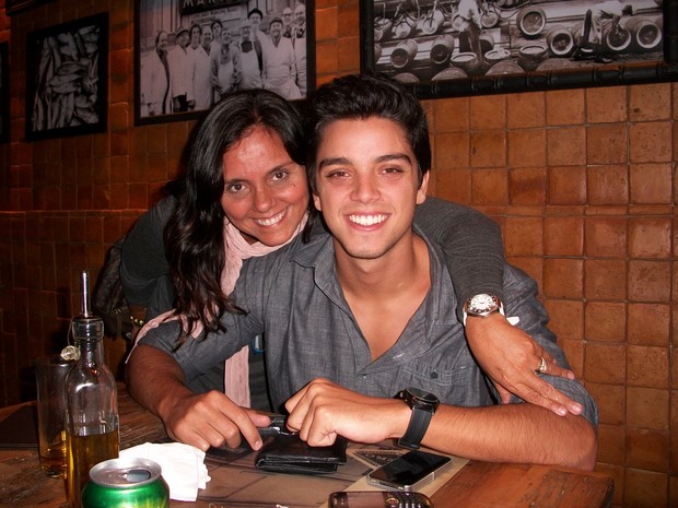 Rodrigo Simas com a mãe, Ana Simas, em restaurante do Rio (Foto: Glaycon Muniz/Divulgação)