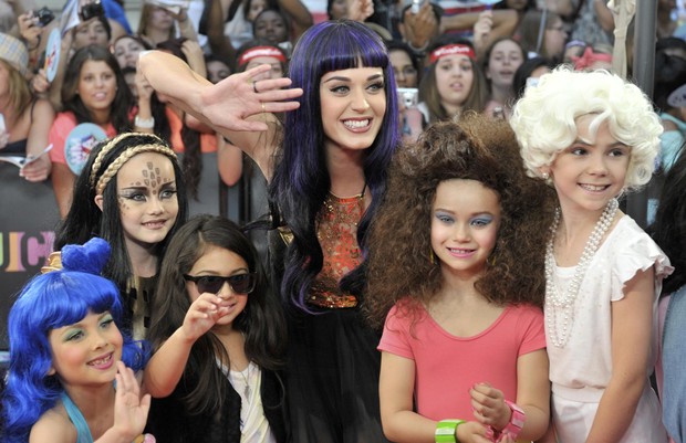 Katy Perry com crianças em prêmio de música no Canadá (Foto: Reuters/ Agência)