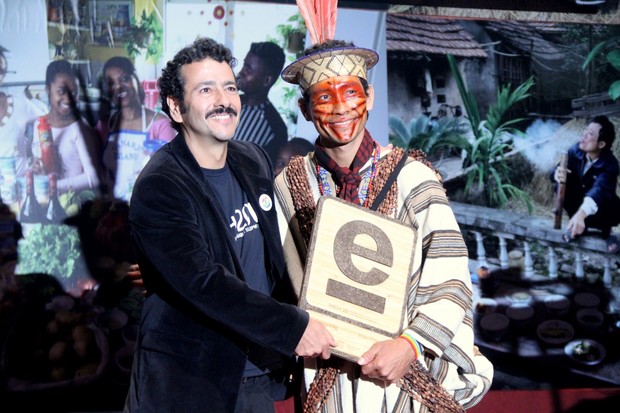 Marcos Palmeira entrega prêmio ao líder indígena Benki Piyãko no Rio (Foto: Roberto Filho/AgNews)