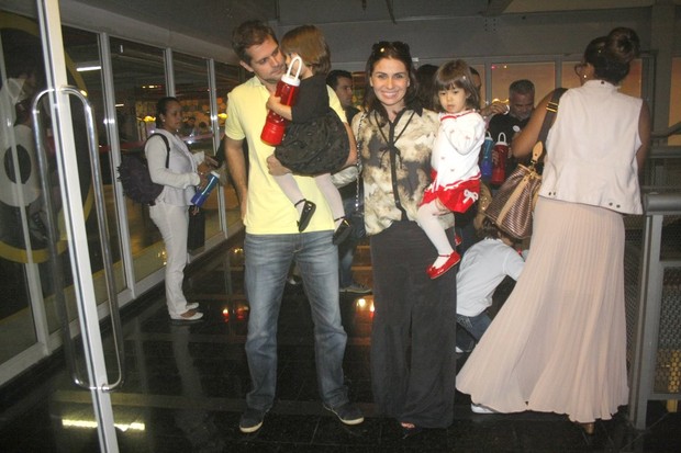 Giovanna Antonelli com o marido Leonardo Nogueira e as filhas Antônia e Sofia em shopping no Rio (Foto: Rodrigo dos Anjos / Ag. News)
