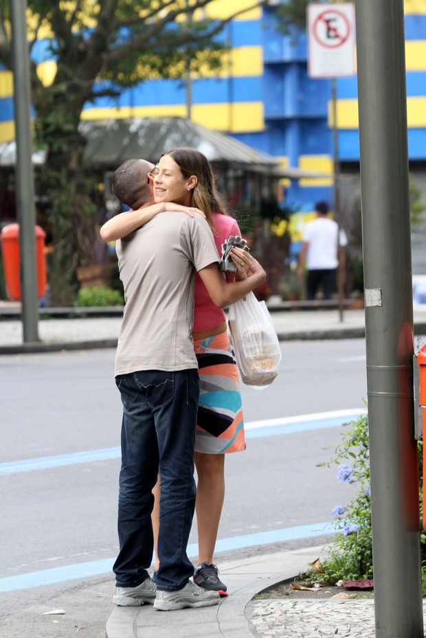 Luana Piovani abraça amigo na saída de restaurante (Foto: Wallace Barbosa / AgNews)