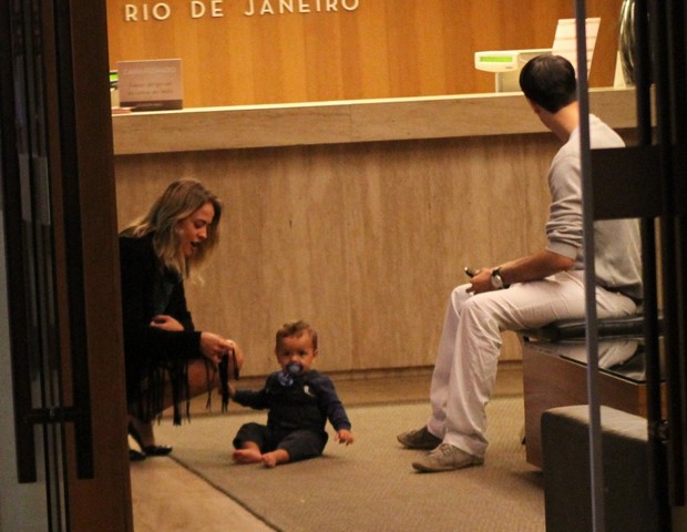 Juliana Silveira com o filho Bento e o marido João Vergara em shopping no Rio (Foto: Daniel Delmiro/ Ag. News)