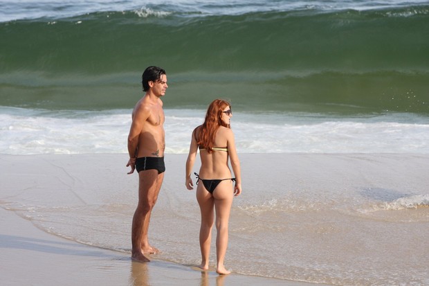 Mariah Rocha namora na praia de Ipanema (Foto: Gil Rodrigues /  FotoRioNews)