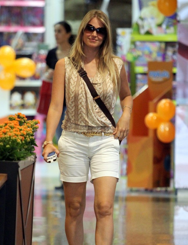 Susana Werner passeia em shopping do Rio (Foto: Marcus Pavão / AgNews)