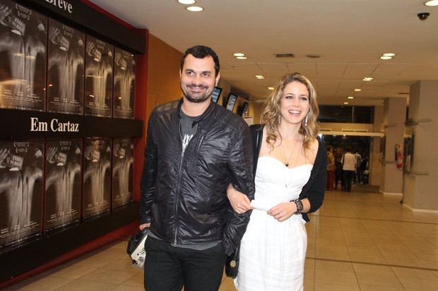 Leandra Leal e o namorado Alê Youssef em pré-estreia de filme no Rio (Foto: Thyago Andrade/ Foto Rio News)