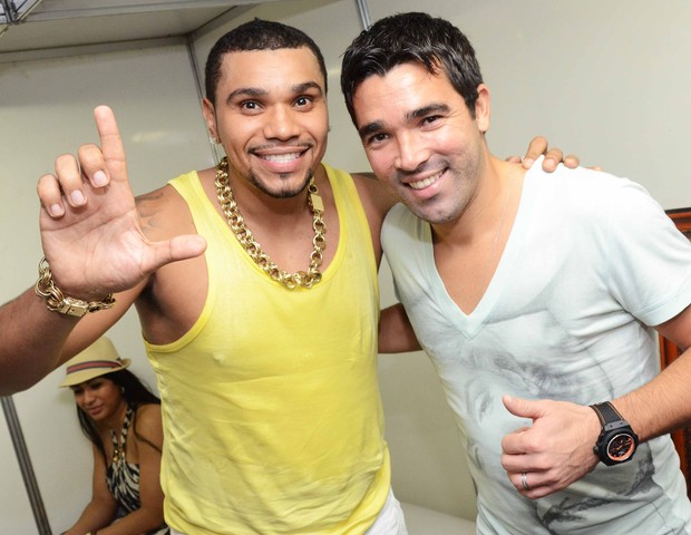 Naldo e Deco em bastidores de show em Niterói, no Rio (Foto: Ari Kaye/ Divulgação)