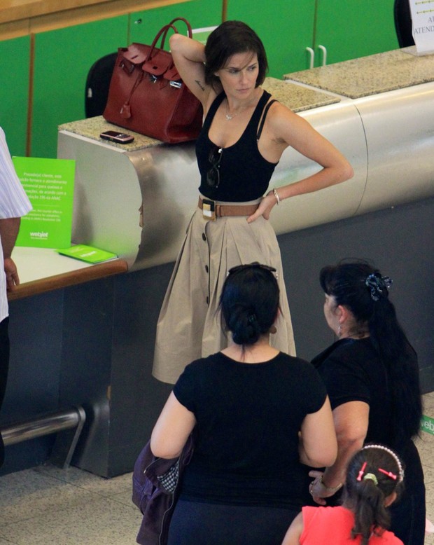 Débora Secco em aeroporto (Foto: Leotty Junior / AgNews)