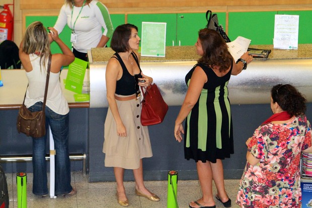 Débora Secco em aeroporto (Foto: Leotty Junior / AgNews)