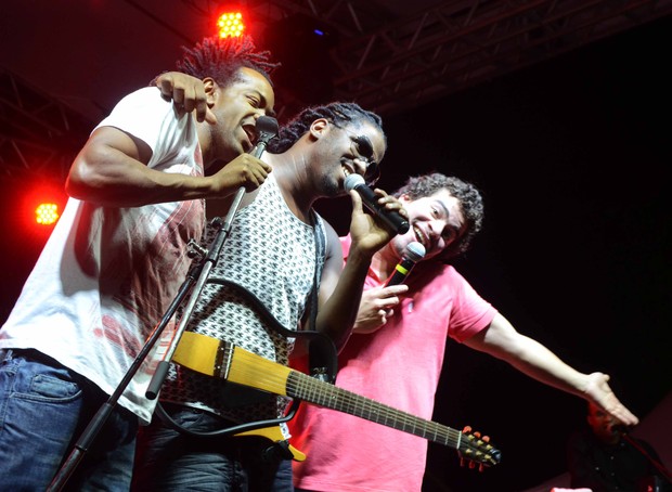 Thiago Martins se apresenta com o Trio Ternura em Niterói, no Rio (Foto: Ari Kaye/ Divulgação)