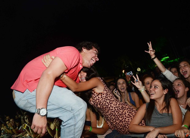 Thiago Martins é agarrado por fã durante show em Niterói, no Rio (Foto: Ari Kaye/ Divulgação)