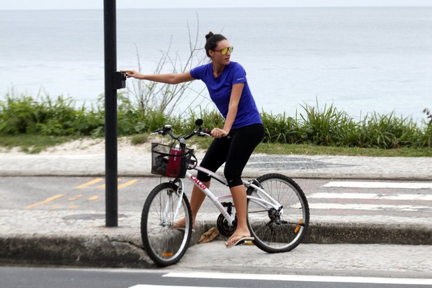 Débora Nascimento pedala na orla da Barra (Foto: Marcos Ferreira / Foto Rio News)