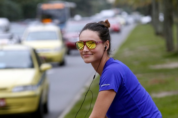 Débora Nascimento pedala na orla da Barra (Foto: Marcos Ferreira / Foto Rio News)