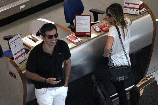 Flávia Alessandra e Otaviano Costa no aeroporto (Foto: Henrique Oliveira / FotoRioNews)