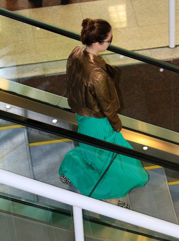 Nathalia Dill em aeroporto do Rio (Foto: Leotty Jr/AgNews)