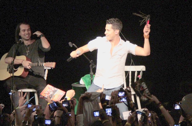 Christian Chávez ganha chicote sadomasoquista em show no Rio (Foto: Isac Luz/EGO)