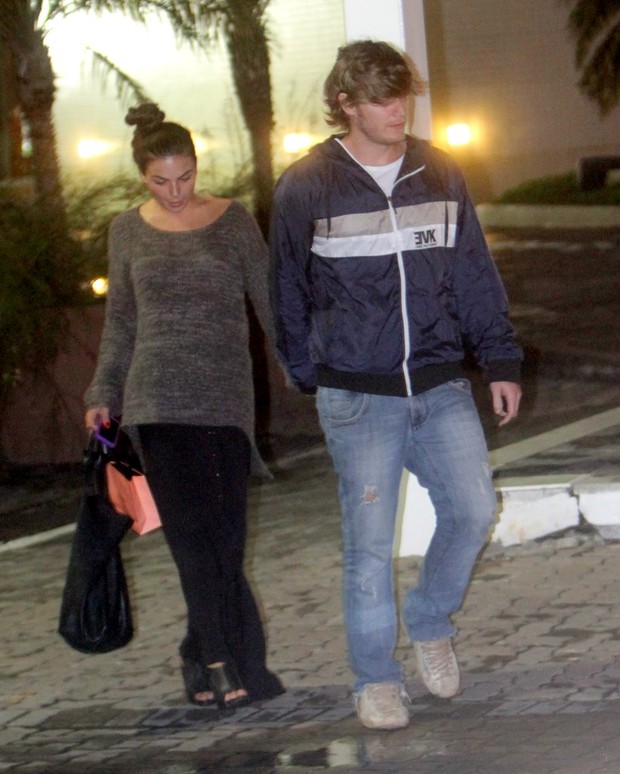 Isis Valverde passeia em shopping com o namorado (Foto: Delson Silva / Ag News)